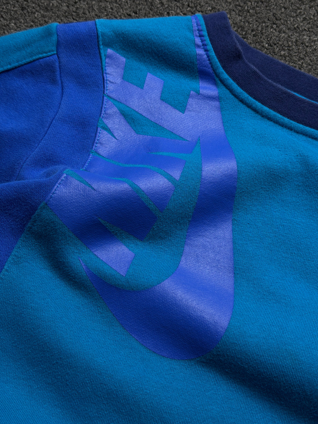 Sudadera Nike Crewneck Colorblock Azul / Turquesa – XL Juvenil (Fits XS/S Adulto)