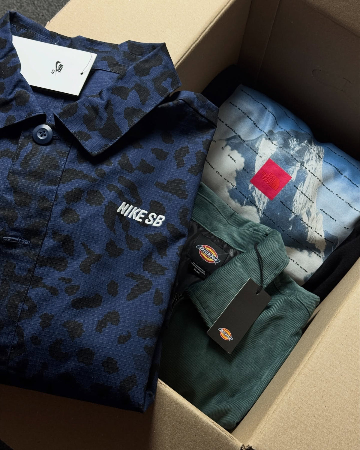 MISTERY BOX DE ROPA NUEVA – 5 PRENDAS - Reuse Industry