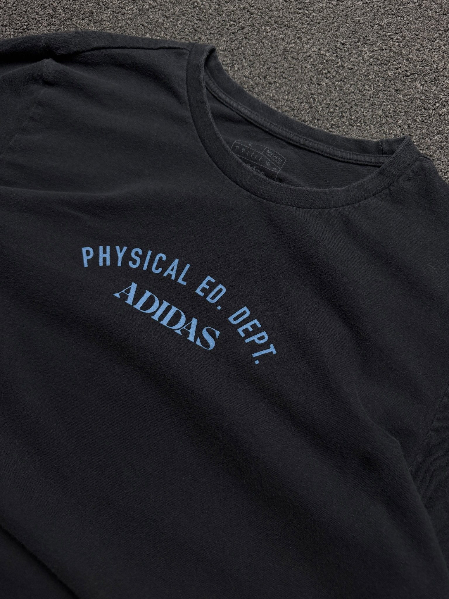 Playera Adidas Physical Ed. Dept. – L - Reuse Industry