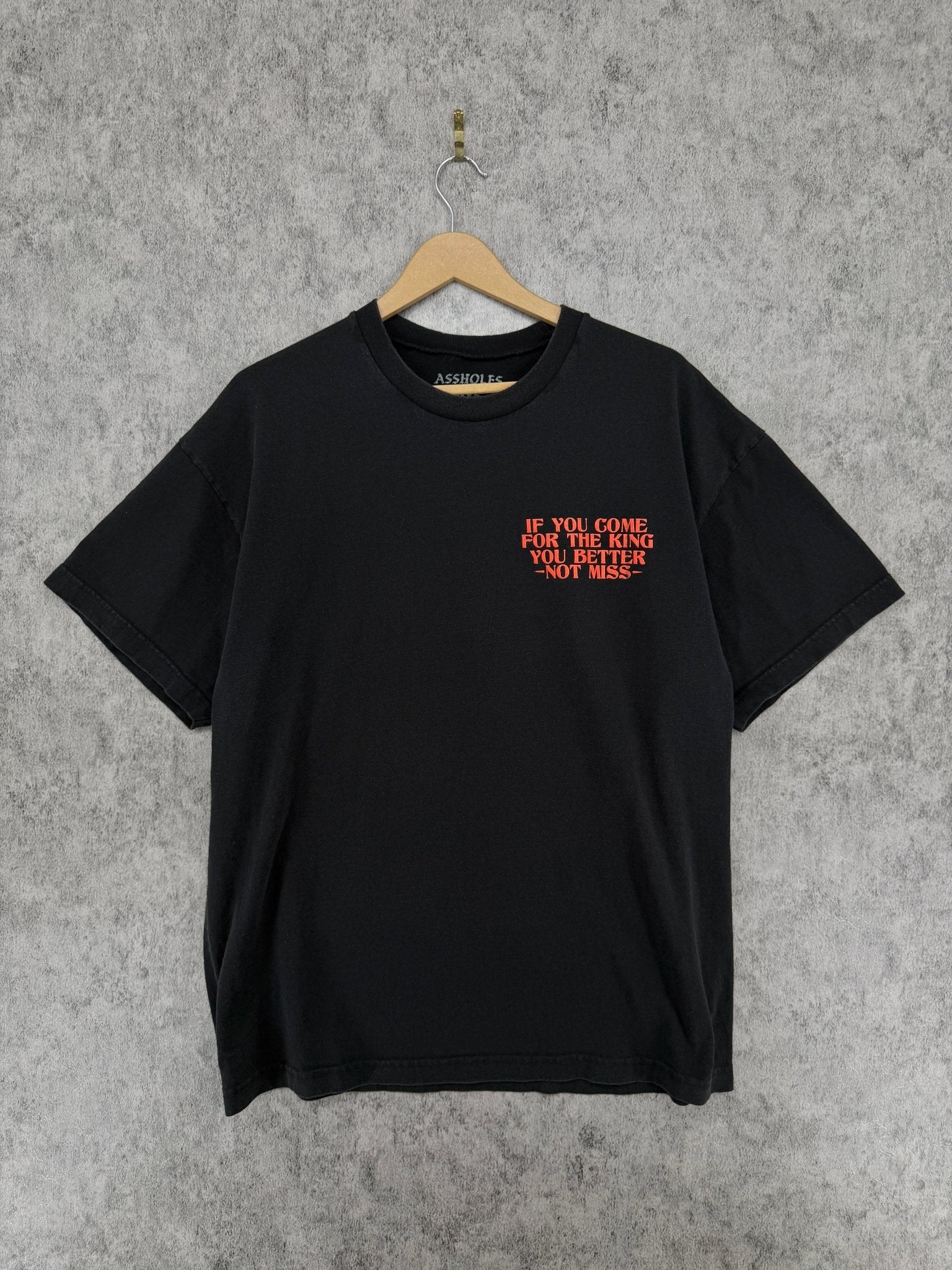 Playera Assholes Live Forever "If You Come For The King" – (XXL) - Reuse Industry | Segunda Mano, Sportswear & Vintage