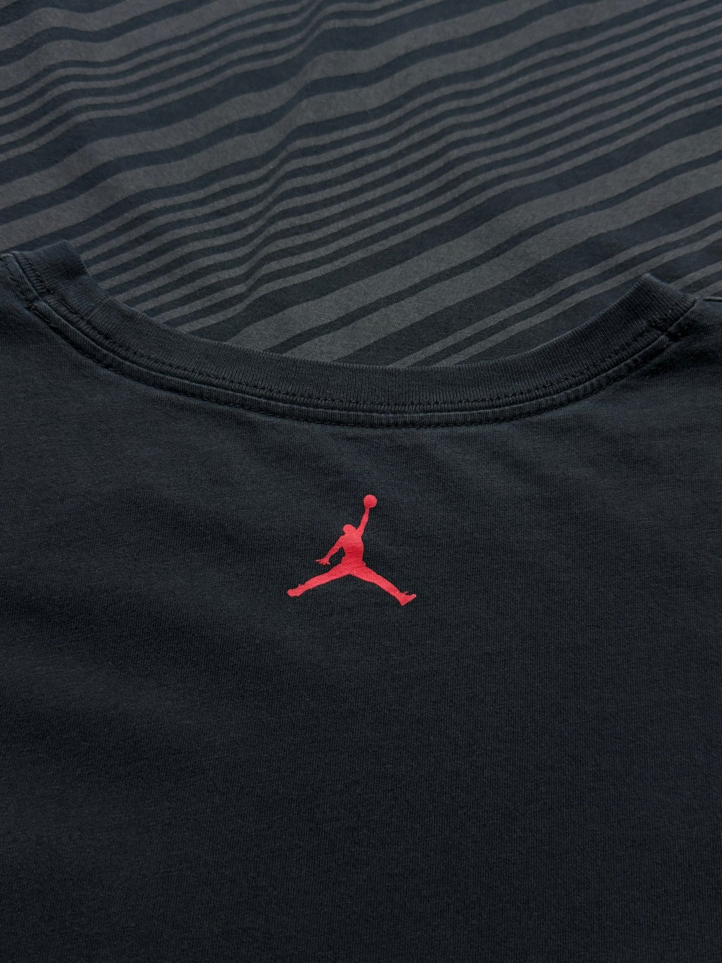 Playera Jordan Brand All-Over Geometric Pattern – L - Reuse Industry