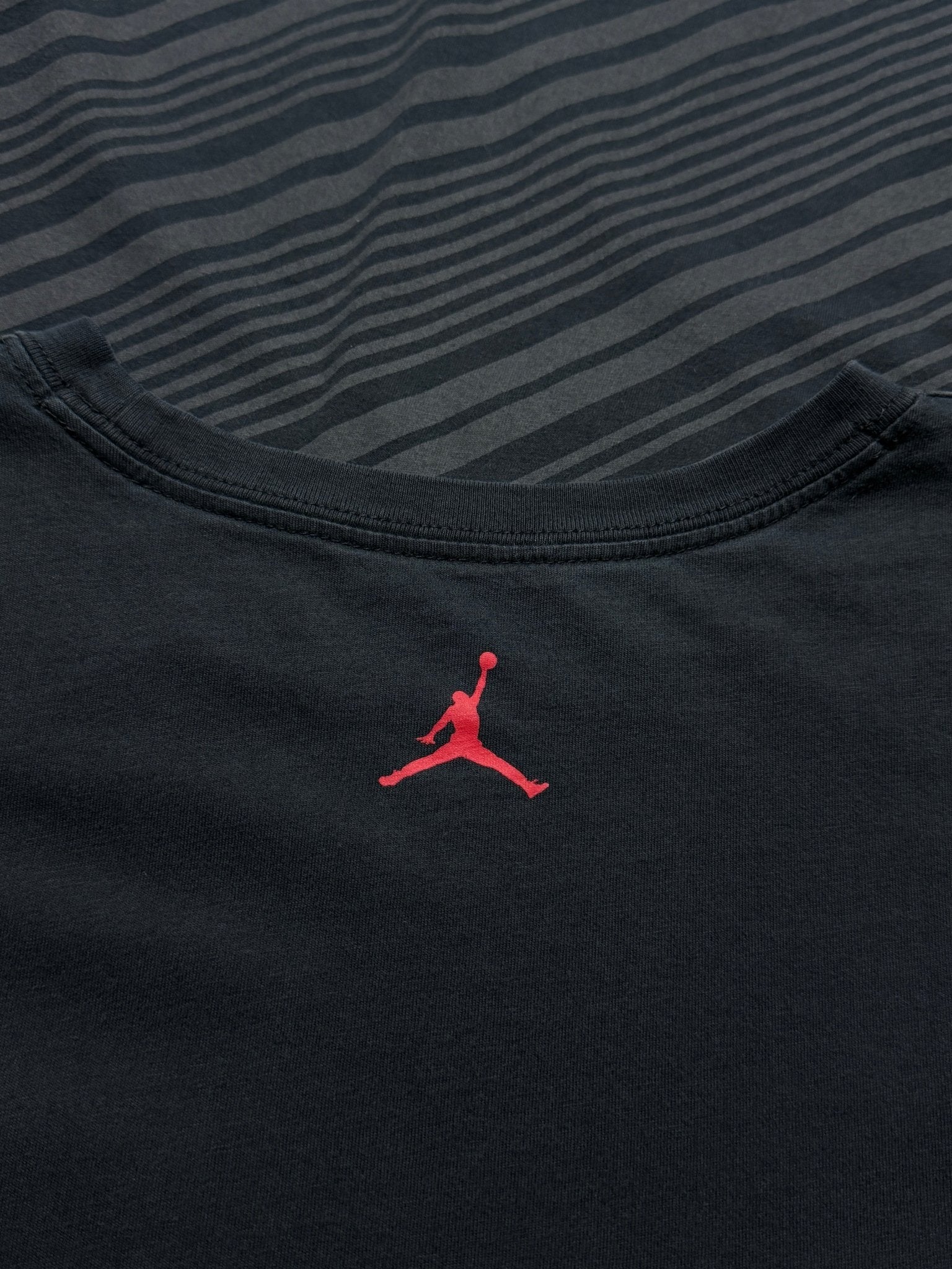 Playera Jordan Brand All-Over Geometric Pattern – L - Reuse Industry