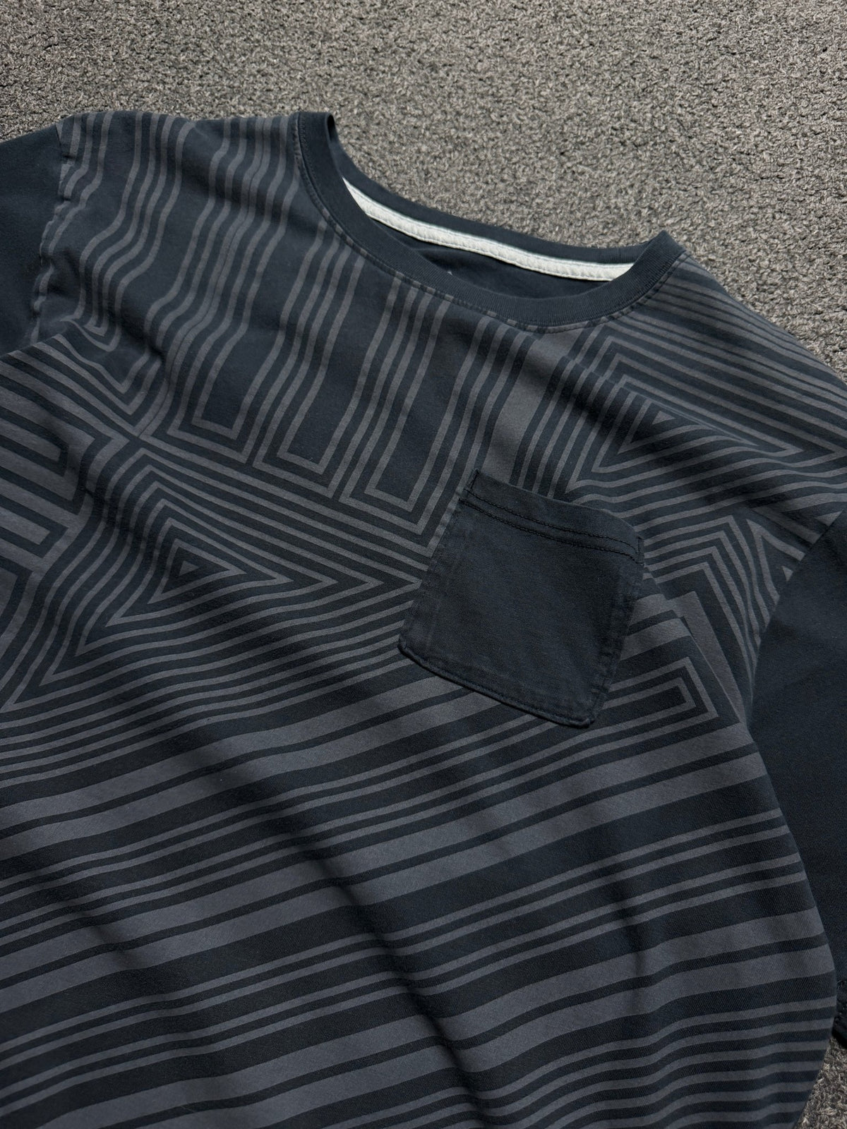 Playera Jordan Brand All-Over Geometric Pattern – L - Reuse Industry