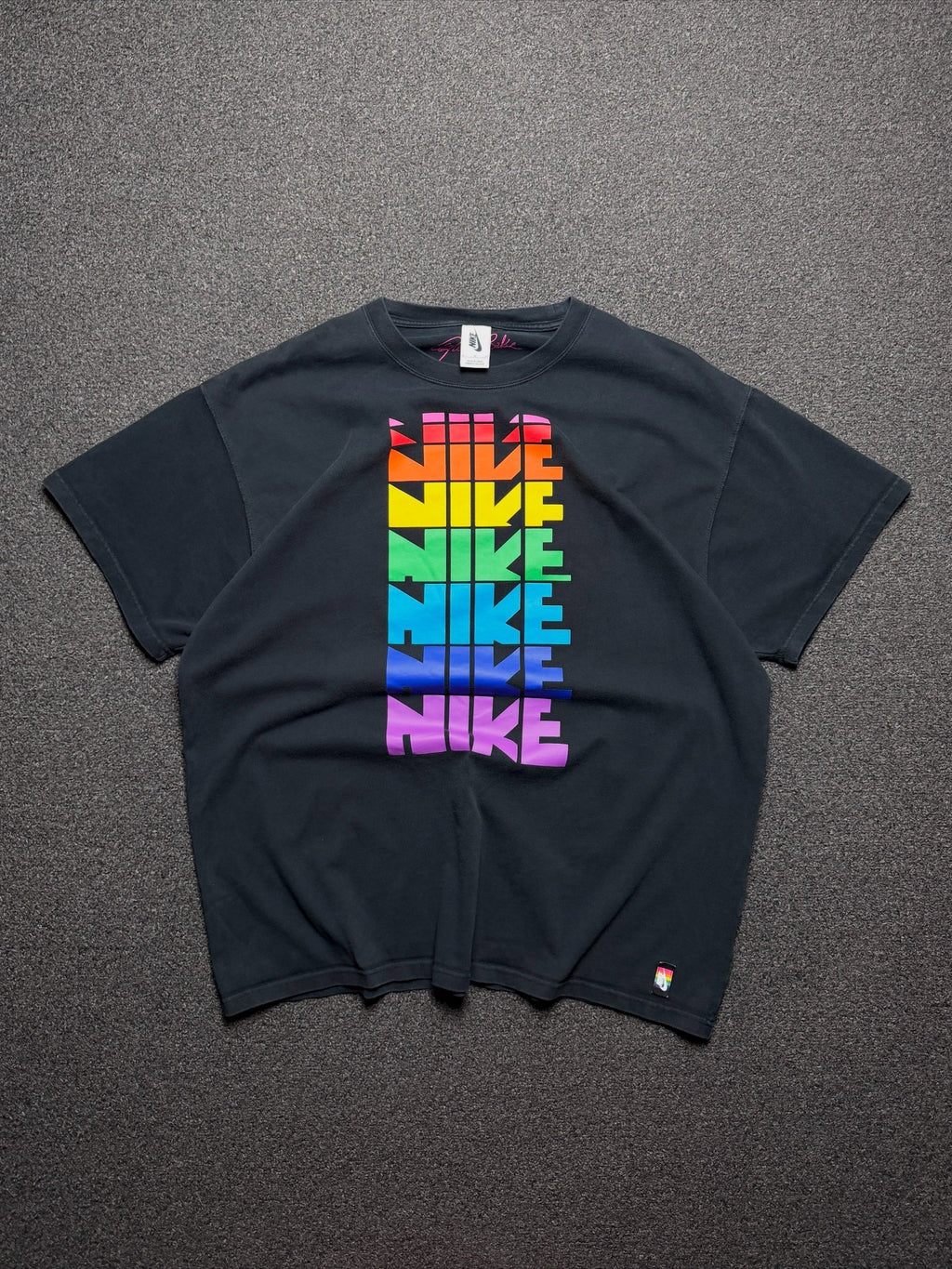 Playera Nike BETRUE Gilbert Baker Rainbow – XL - Reuse Industry