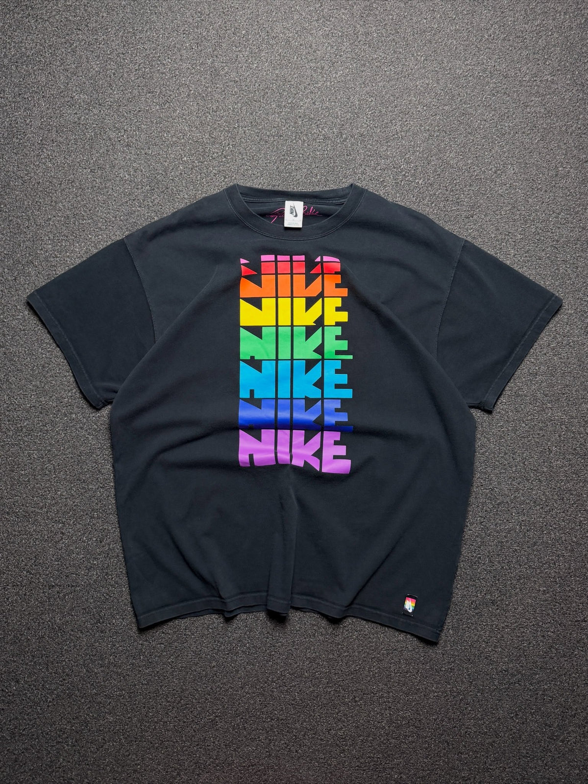 Playera Nike BETRUE Gilbert Baker Rainbow – XL - Reuse Industry