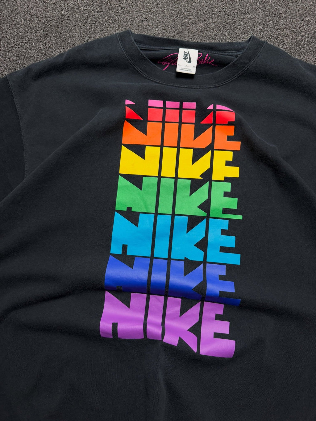 Playera Nike BETRUE Gilbert Baker Rainbow – XL - Reuse Industry