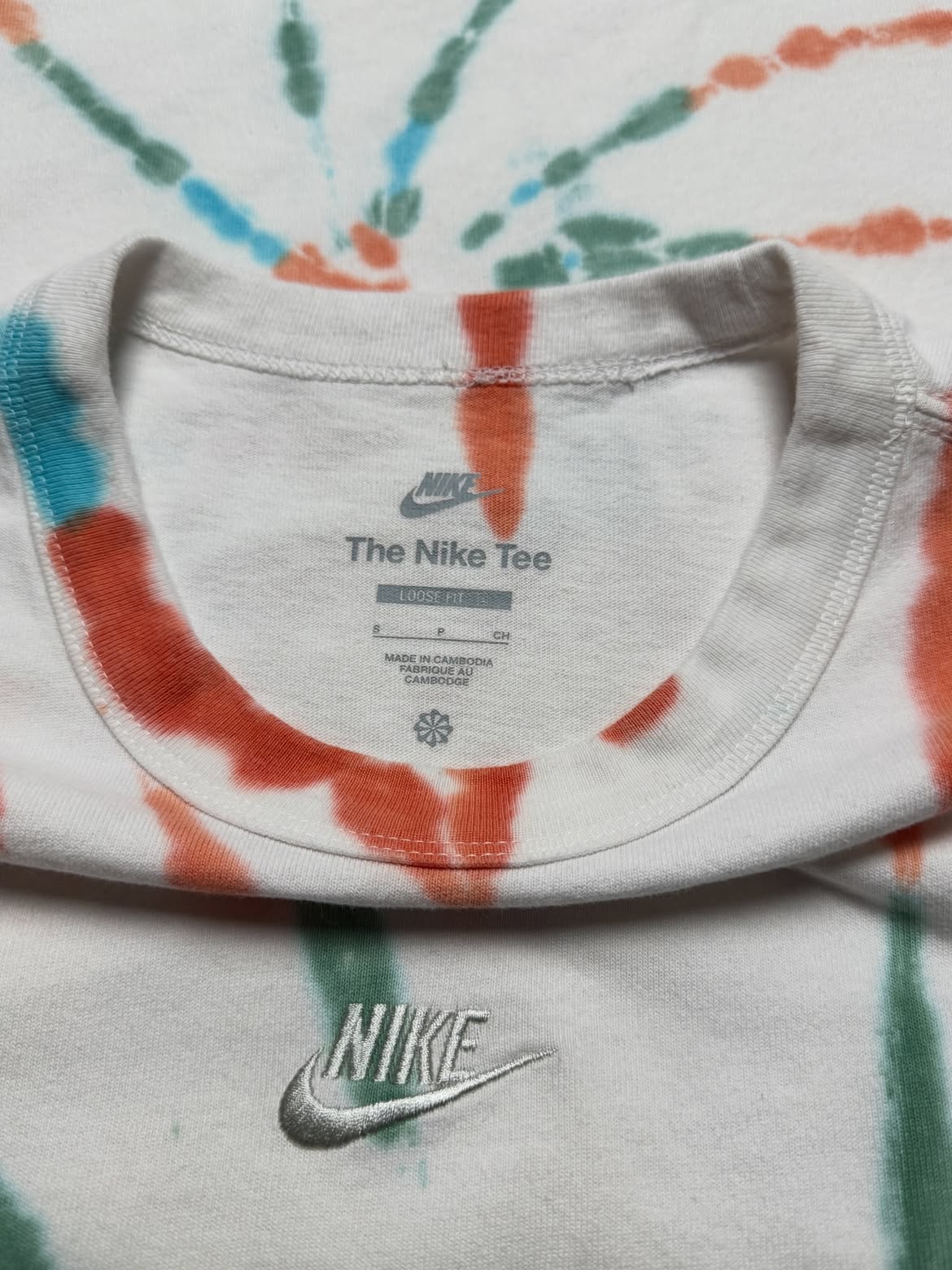 Playera Nike Tie-Dye Espiral Multicolor – S Loose Fit - Reuse Industry