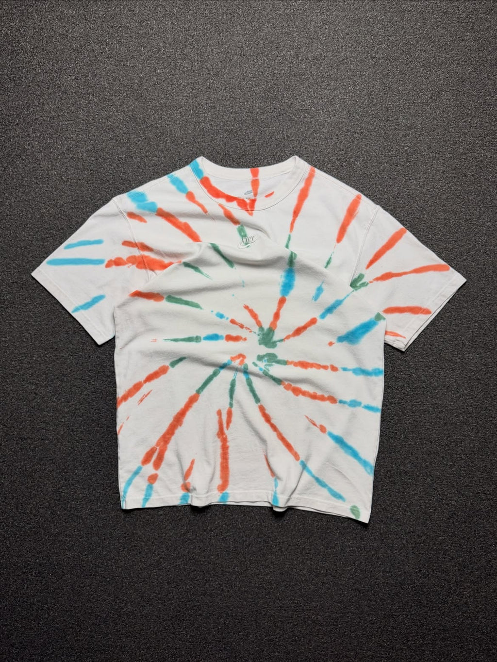 Playera Nike Tie-Dye Espiral Multicolor – S Loose Fit - Reuse Industry