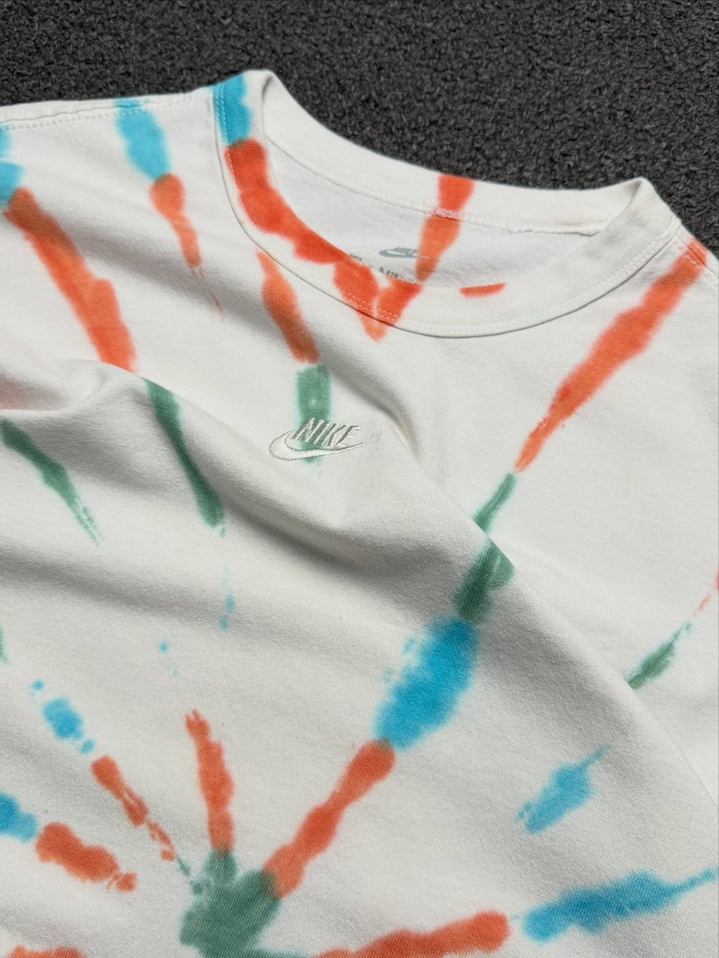 Playera Nike Tie-Dye Espiral Multicolor – S Loose Fit - Reuse Industry