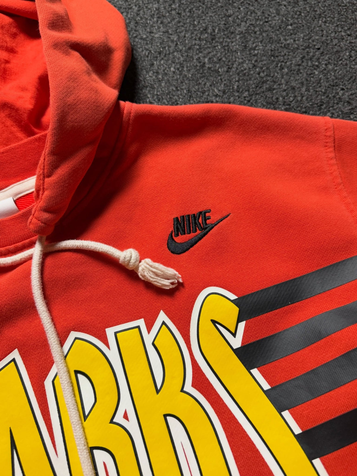 Sudadera Nike Standard Issue Basketball Sharks – S - Reuse Industry