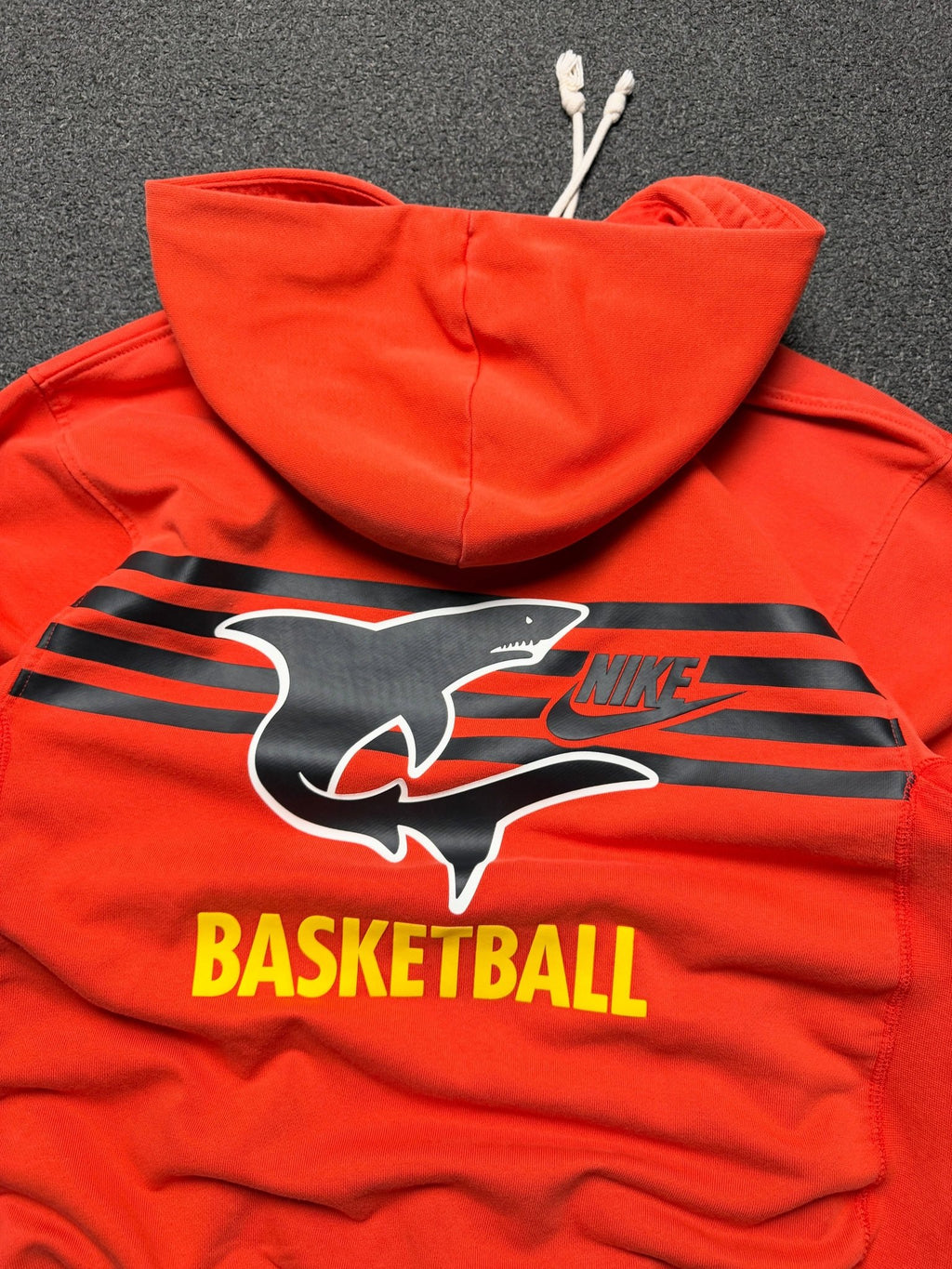 Sudadera Nike Standard Issue Basketball Sharks – S - Reuse Industry