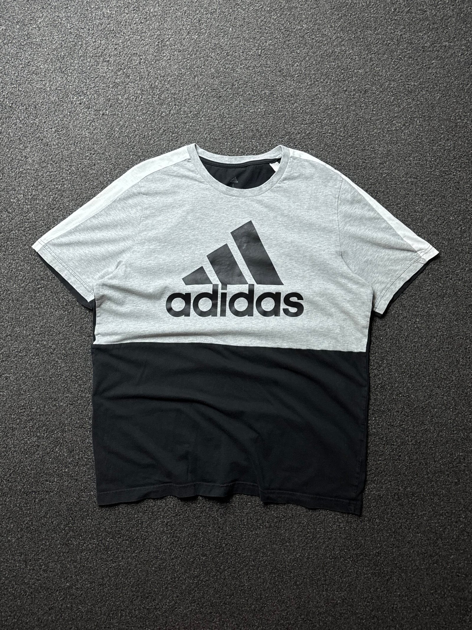 Adidas Tee (L)